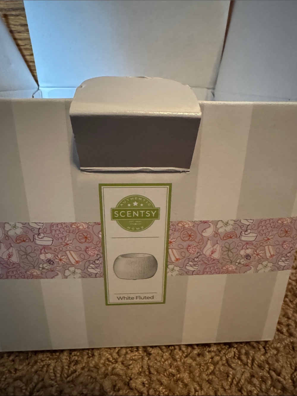 Scentsy White Fluted Ceramic Warmer - White